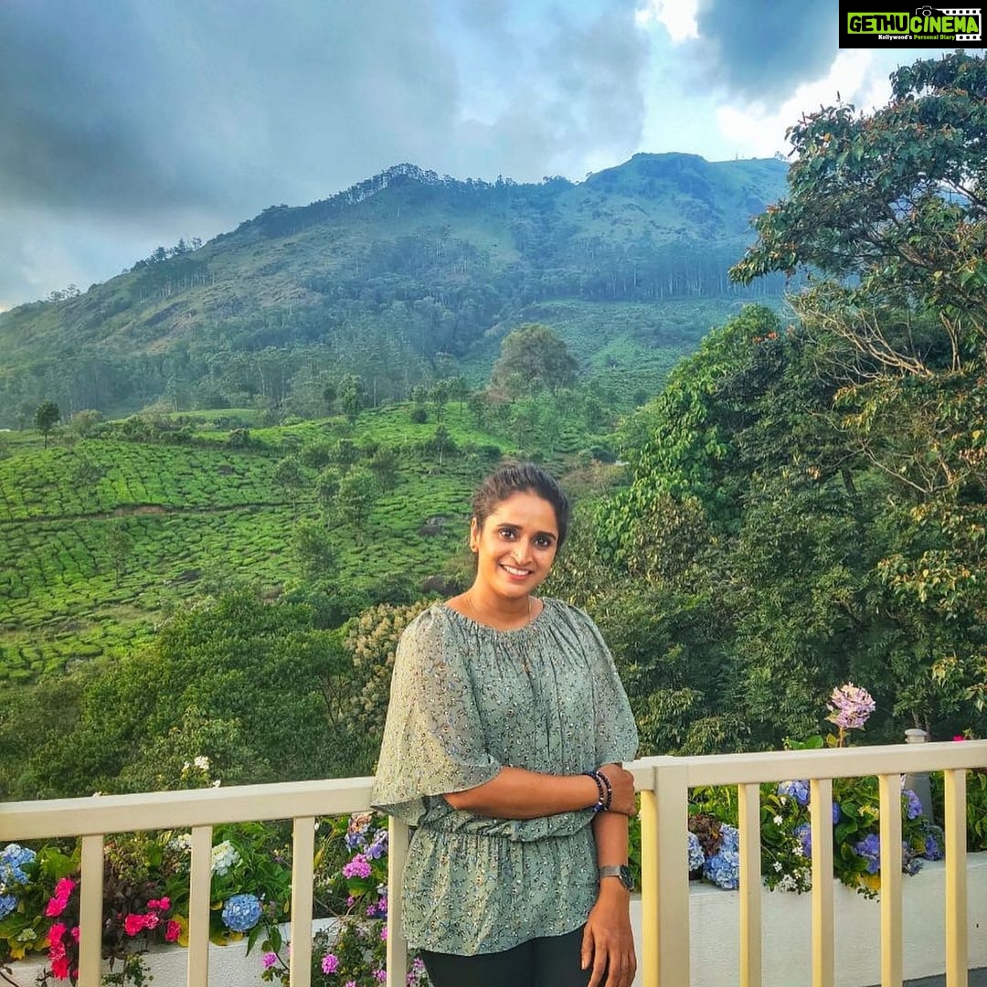 Surabhi Lakshmi Instagram - Thank you for opening ur arms home and heart for us🥰@mahadevan_thampi i .... thanks a lot for suggesting such a wonderful hotel.....@Chandyswindywoods Chandy's Windy Woods
