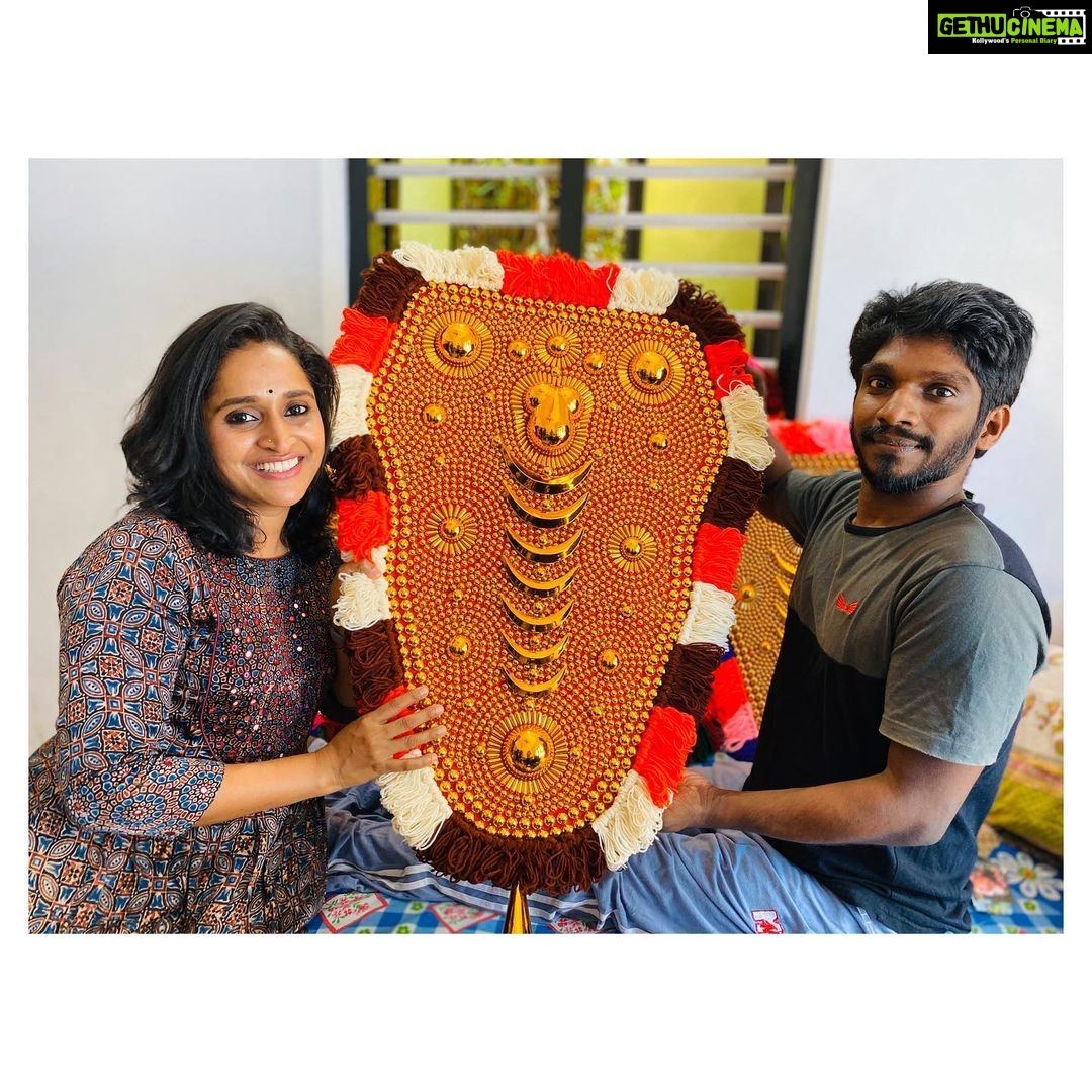 Surabhi Lakshmi Instagram - Inside every person you know, There is a person you don’t know, But the world sees you through your work. For NETTIPATTAM contact 919744816558 Rajeev