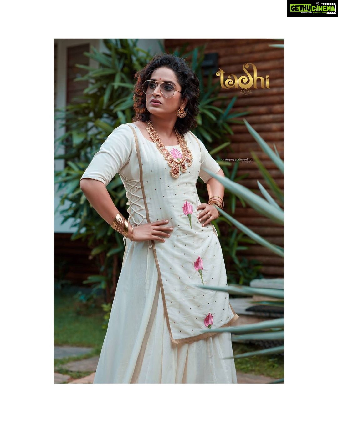 Surabhi Lakshmi Instagram - Lotus💮💮💮 Costume courtesy: @tashidesignerstudio Makeup by : @amal_ajithkumar Photography : @arun_payyadimeethal Jewellery: @ghungroodesigns Location : Tarang Farm House Special thanks to @silk_mandir #tashidesignerstudio #Lotus #Atham #OnamSpecial #design #thankful #Onam2020 #designer #designerstudio #styleoftheday #colorful #follow #instacool #bestoftheday #instagood #instadaily #picoftheday #instalike #look #smile #amazing #customizeddesigns #OnamCollections #SurabhiLakshmi #amalsmagic #CelebrityMakeupArtist #Calicut Calicut, India