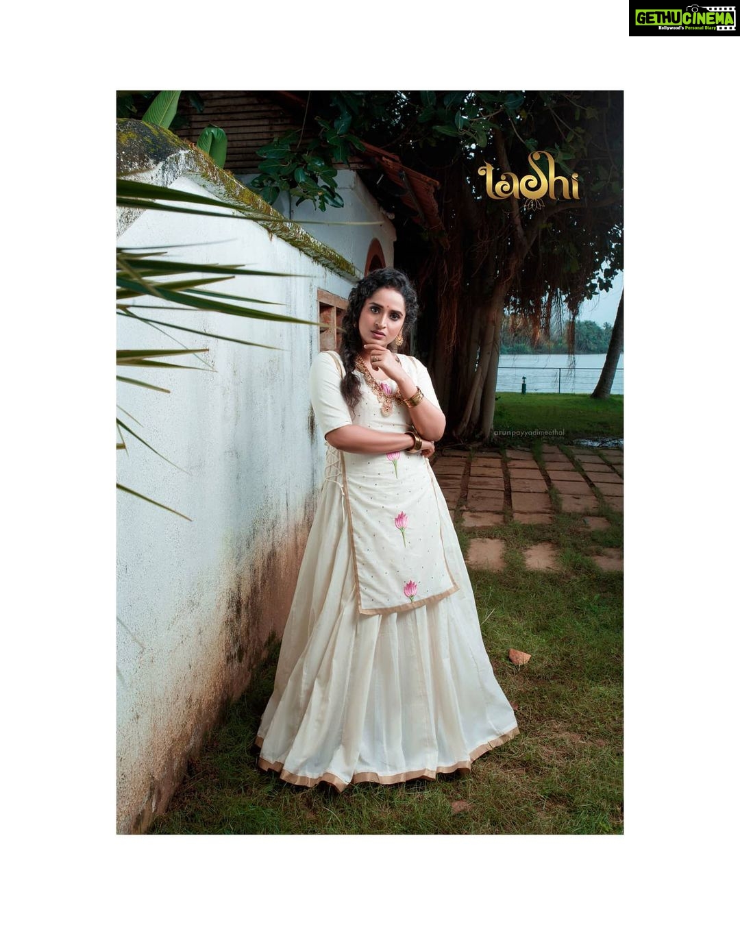Surabhi Lakshmi Instagram - Lotus💮💮💮 Costume courtesy: @tashidesignerstudio Makeup by : @amal_ajithkumar Photography : @arun_payyadimeethal Jewellery: @ghungroodesigns Location : Tarang Farm House Special thanks to @silk_mandir #tashidesignerstudio #Lotus #Atham #OnamSpecial #design #thankful #Onam2020 #designer #designerstudio #styleoftheday #colorful #follow #instacool #bestoftheday #instagood #instadaily #picoftheday #instalike #look #smile #amazing #customizeddesigns #OnamCollections #SurabhiLakshmi #amalsmagic #CelebrityMakeupArtist #Calicut Calicut, India