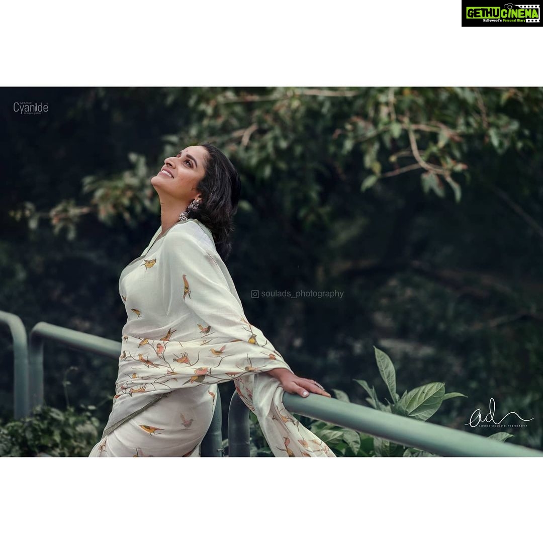 Surabhi Lakshmi Instagram - Train your mind to see the good in every situation. Click: @soulads_photography Associate: @swaroop_foto_mojo , @_im_gokul_haridas_ Retouch: @suveeshgraphiccyanide Make-up: @amal_ajithkumar #photoshoot #onam2020 #seasonalshoots #mood #keralatradition #keralaculture #malayali #makeup #photography #instagood #instagram #stayhome #style #selflove #artistsoninstagram #beautiful #explore Calicut, India
