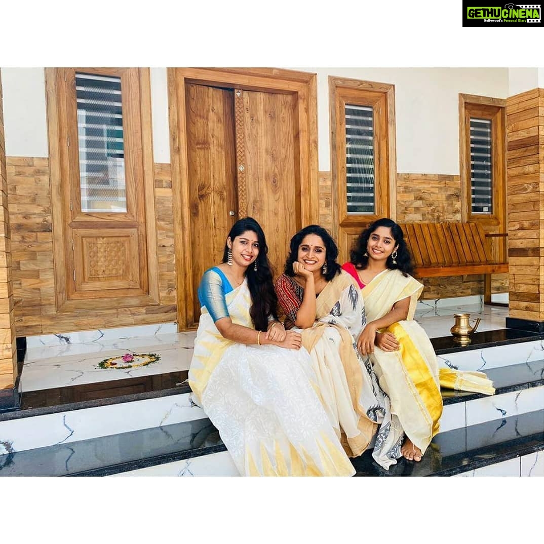 Surabhi Lakshmi Instagram - Happy CorOnam🌼🌼🌼 2020 Onam well spent with loved ones 💮💮💮