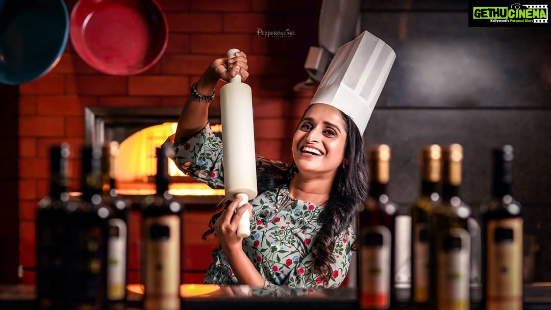 Surabhi Lakshmi Instagram - I cook, I laugh and it's done 👍 Makeup & Styling: @amal_ajithkumar Location: @holidayinn Pc: @arun_manuel_ & @beniveesjo Holiday Inn Cochin