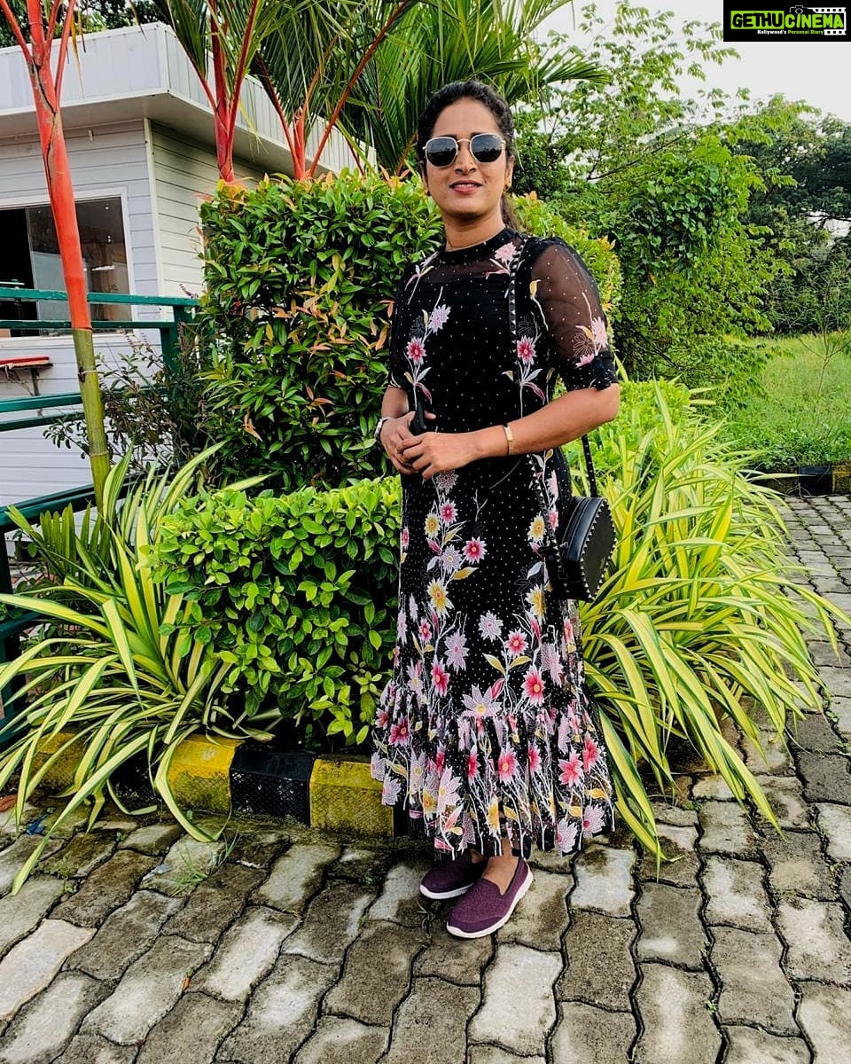 Surabhi Lakshmi Instagram - All dressed up, Vikruthi theatre visit🎬 Costume by: @rashmi.muraleedharan, @rashmimuraleedharan Makeup & styling: @amal_ajithkumar