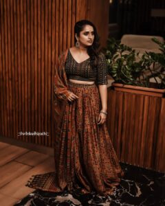 Surabhi Lakshmi Instagram - Left right ⭐️
ചതുരത്തിൽ മുകുന്ദനുണ്ണി 

#Beyourself #friendship #sundayvibes#sunday

📸@_thrilokadhipathi_
💄@_sanaah._
👗@klumbyprajinajaanaki
💍@vrinda_sk_
@chathuram_square @swasikavj @tanviram @mukundanunniassociatesmovie