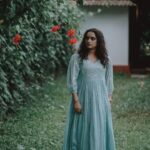 Surabhi Lakshmi Instagram – Just because flowers are pretty doesn’t mean they can’t be tough 🌸

Camera: @ameer_mango
Muah: @rejishaeveryouth
Outfit: @kahani_stories_in_thread 

#FridayFeels #FashionFriday #OOTD