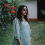 Surabhi Lakshmi Instagram – Just because flowers are pretty doesn’t mean they can’t be tough 🌸

Camera: @ameer_mango
Muah: @rejishaeveryouth
Outfit: @kahani_stories_in_thread 

#FridayFeels #FashionFriday #OOTD