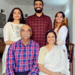 Surabhi Santosh Instagram - The smilers Vs the non-smilers🤓🧿 #likefatherlikedaughter #smirkgang #mothersboy #bigsmiles #family #fullhouse #mine