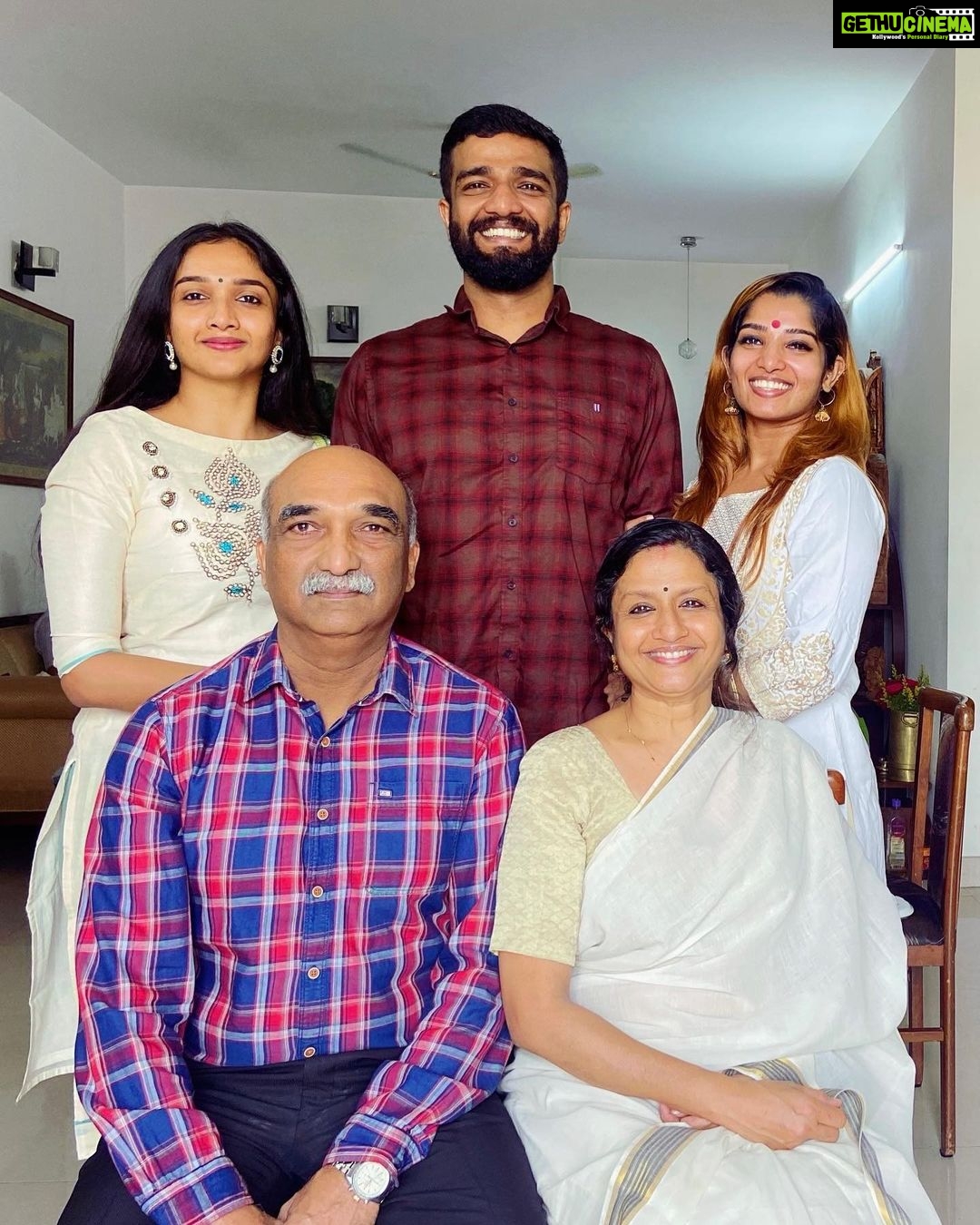 Surabhi Santosh Instagram - The smilers Vs the non-smilers🤓🧿 #likefatherlikedaughter #smirkgang #mothersboy #bigsmiles #family #fullhouse #mine