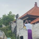 Surabhi Santosh Instagram - Uluwatu Temple was the last stop in my two week trip. It is definitely a must go! A walk through the scenic cliff during sunset just fills your soul. The cliff and sea beneath gives you a Varkala feel but the naughty and thieving monkeys will quickly make you realize that you are not in Kerala. And I’m not joking when I say that those monkeys will steal everything, from the specs resting on your head to your footwear if you leave it around, wallet and even your phone so saving your stuff from them takes a lot of effort and is an adventure in itself 😂 SWIPE LEFT #Balistories #uluwatutemple #traveltips #scenicbeauty #adventure #laughs Uluwatu Temple, Uluwatu, Bali