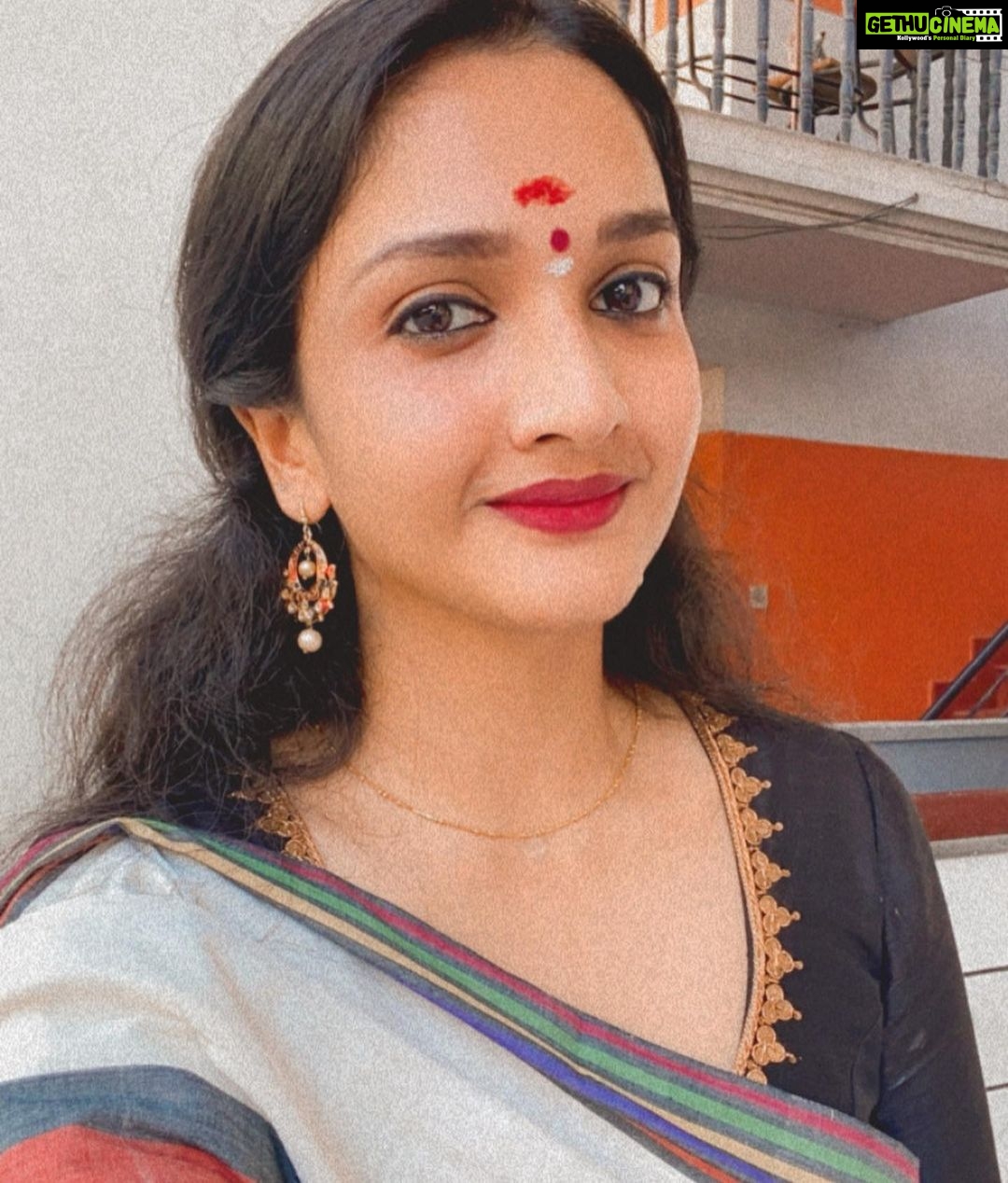 Surabhi Santosh Instagram - May this New year be filled with the blessings and success you truly deserve. May the universe shower you with good fortune and health💫 Always be kind and love truly, let the rest be god’s miracles. HAPPY VISHU ✨🌺 #Vishu2022 #Newyears #Gratitude #Love #Peace #HappyVishu #VishuMornings #TempleVisits