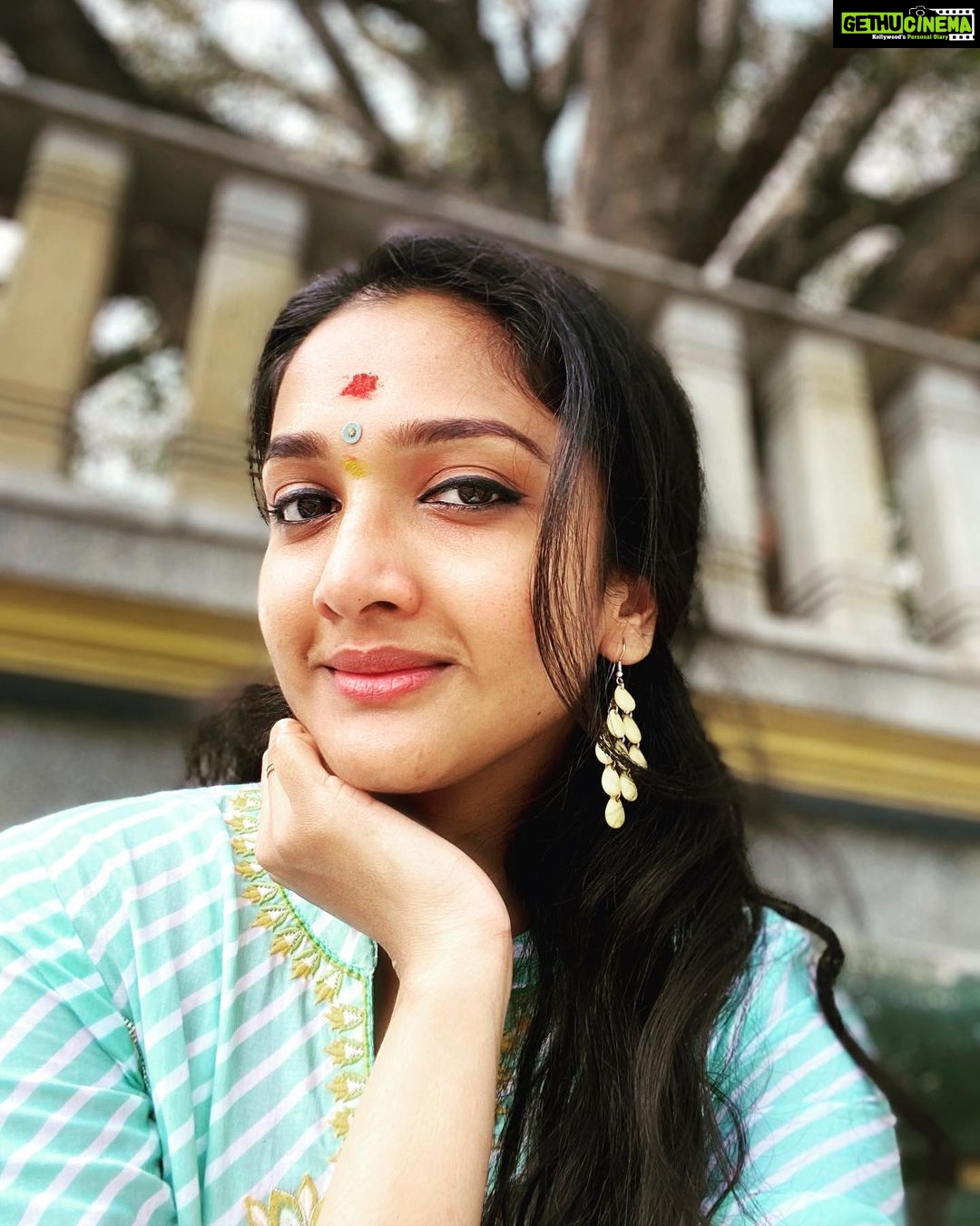 Surabhi Santosh Instagram - Pic 1 or 2? 🤍 #chooseyourpick #templevisits #happyvaishu