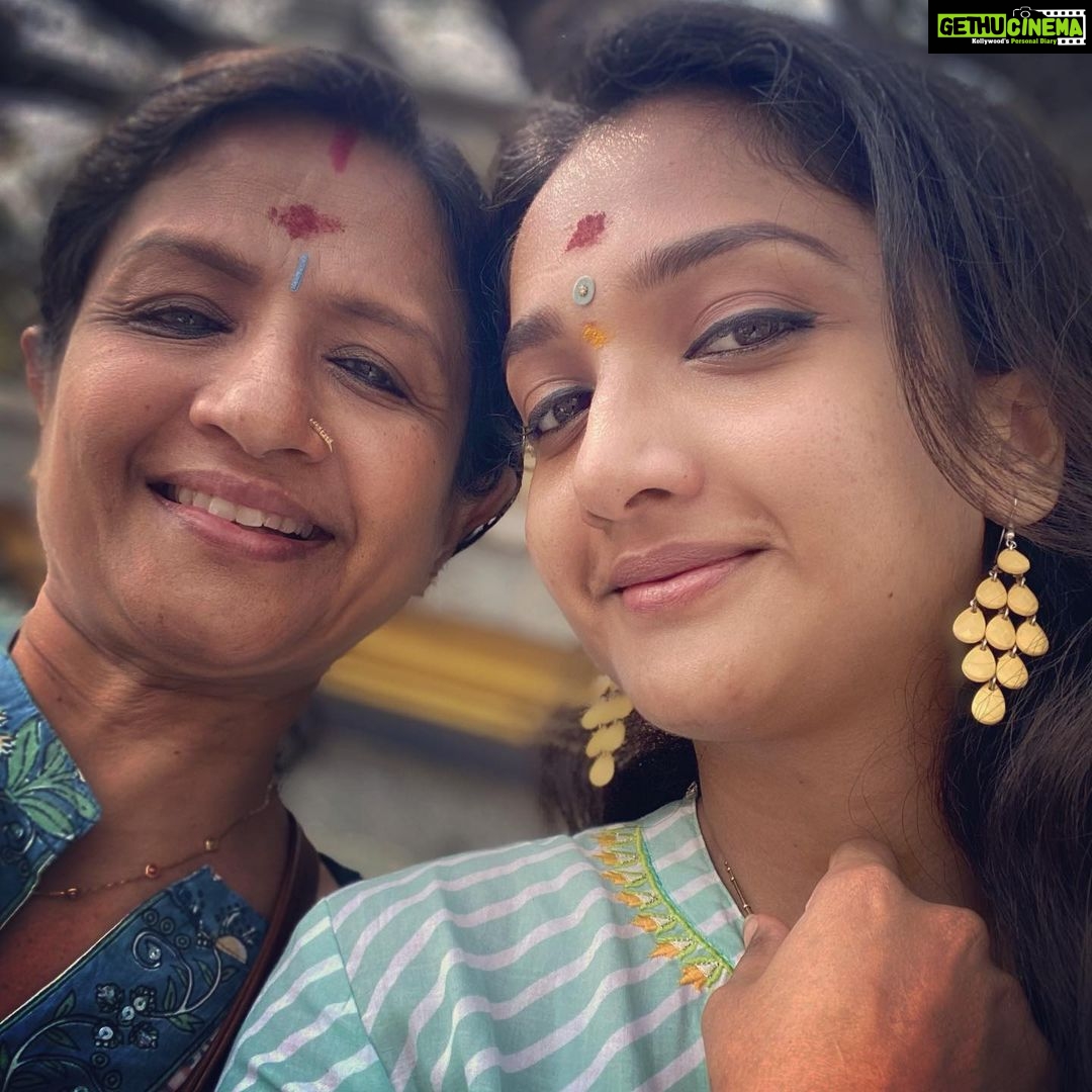 Surabhi Santosh Instagram - She is a woman of honour and principle. The strength to face life alone is in her essence. She gracefully adorns herself with a veil of honesty. Kindness and courage are the swords she never puts down. She fears nothing and no one. She bows only to the power of love and the will of god. She doesn’t need anyone to save her. For she is a princess raised in the lap of a true queen ♥️ -Vaishu #Writtenbyme #Smallwins #Understandingthewomansheis #oneofakind #Powerofwords #truthtopower