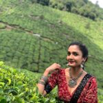 Surabhi Santosh Instagram - The look from #Kolunthu song gave me such #chaiyyachaiyya vibes✨❣️ What do you guys think? 📸 @bijudhwanitarang #Kolunthu #KolunthuSong #4aammura #kolunthudancechallenge