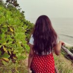 Surabhi Santosh Instagram - Beach waves ✨