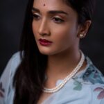 Surabhi Santosh Instagram - BTS✨❣️ #PrincessSeries Photographer: @rajeesh_tk MUAH: @karishmauthappa_makeup Styling: @kavithasantosh29 Saree: Hand painted saree from Jaipur. Assistants : @goolluu @akash.nair11 #PrincessVibes #MaharaniGayathriDevi #Inspiration #Elegance #Handpaintedsarees #Royalty #Photoshoots #BangaloreInfluencer