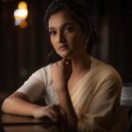 Surabhi Santosh Instagram - May the gleam of diyas, wash away the darkness in your lives. May love and light guide you through❤️ #HappyDiwali ✨🪔 Photograher: @rajesh.natarajan Makeup: @jijo_jo_the_makeup_artist Styling: @kavithasantosh29 Saree: @inkpikle Location: @selfieteaindia, Kochi