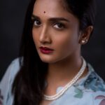 Surabhi Santosh Instagram - The day I saw a picture of her for the first time, I was enchanted. ✨✨ Maharani Gayathri Devi was vision of elegance, typically seen in elegantly draped simple chiffon saris, in soft shades of pastel, worn with modest, long-sleeved blouse and string of pearls adorning her neck… her style had captured my heart and I have locked this photograph of her in my memory, hoping to recreate it someday. And here it is!! #PrincessSeries Photographer: @rajeesh_tk MUAH: @karishmauthappa_makeup Styling: @kavithasantosh29 Saree: Hand painted saree from Jaipur. Assistants : @goolluu @akash.nair11 #PrincessVibes #MaharaniGayathriDevi #Inspiration #Elegance #Handpaintedsarees #Royalty #Photoshoots #BangaloreInfluencer