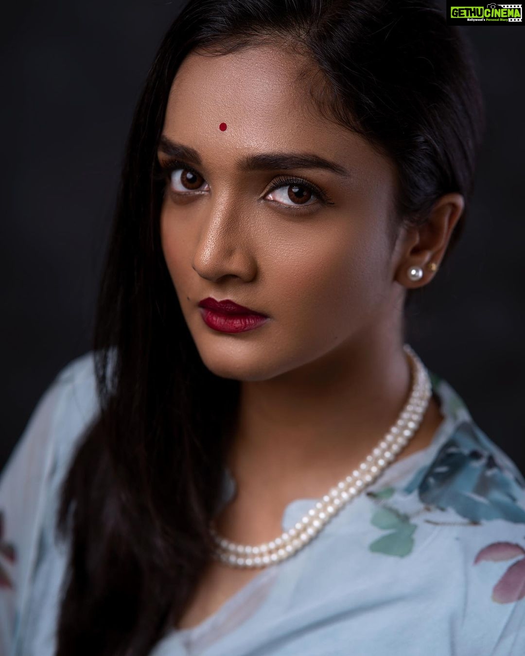 Surabhi Santosh Instagram - The day I saw a picture of her for the first time, I was enchanted. ✨✨ Maharani Gayathri Devi was vision of elegance, typically seen in elegantly draped simple chiffon saris, in soft shades of pastel, worn with modest, long-sleeved blouse and string of pearls adorning her neck… her style had captured my heart and I have locked this photograph of her in my memory, hoping to recreate it someday. And here it is!! #PrincessSeries Photographer: @rajeesh_tk MUAH: @karishmauthappa_makeup Styling: @kavithasantosh29 Saree: Hand painted saree from Jaipur. Assistants : @goolluu @akash.nair11 #PrincessVibes #MaharaniGayathriDevi #Inspiration #Elegance #Handpaintedsarees #Royalty #Photoshoots #BangaloreInfluencer