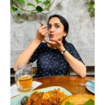 Surabhi Santosh Instagram - Nom nom nom 👀 #Caughtinthemoment #Throwback #Goodfoodgoodlife #Foodgetsmelike 📸: 🌞 The Druid Garden