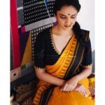 Surabhi Santosh Instagram - Watch carefully... the magic occurs when you give her just enough space to be herself 💛 Saree and blouse by @malli.designs Photography @ayaanrao_ Hairstyle and draping @makup_by_anuradha_prem #Saree #SareeLovers #RedSaree #SilkBlouse #MampazhaSaree #YellowSaree #Cotton #YellownAndBlack #Draping #quintessentiallyindian #SareeClad