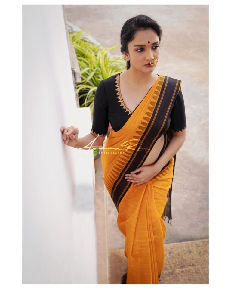 Surabhi Santosh Instagram - Her soul is fierce Her heart is brave. Her mind is strong ❣️ Saree and blouse by @malli.designs Photography @ayaanrao_ Hairstyle and draping @makup_by_anuradha_prem #Saree #SareeLovers #RedSaree #SilkBlouse #MampazhaSaree #YellowSaree #Cotton #YellownAndBlack #Draping #quintessentiallyindian #SareeClad