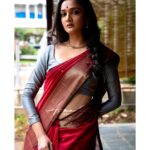 Surabhi Santosh Instagram - She walks with a storm in her heart but her eyes, when you look into her eyes, you see the calm seas ♥️ Saree and blouse by @malli.designs Photography @ayaanrao_ Hairstyle and draping @makup_by_anuradha_prem #Saree #SareeLovers #RedSaree #SilkBlouse #SilverandRed #Draping #quintessentiallyindian #SareeClad