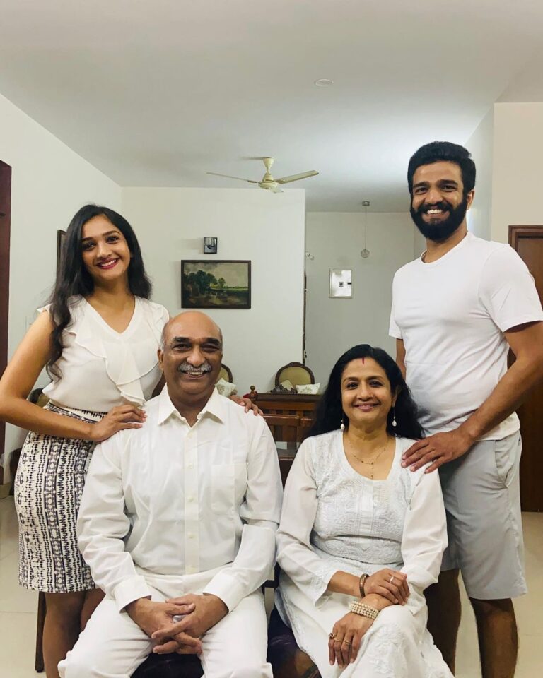 Surabhi Santosh Instagram - Life is so busy and taken for granted that it took more than two decades to get our first proper picture together as a family 🧿 And with a deadly pandemic ravaging our lives, you realize how important the small things are♥️ Stay safe everybody and keep a check on your family! #MyOldieTurnsOlder #HappyBirthdayPa #Birthdayspecials #SmallMomentsOfHappiness #PicturePerfect