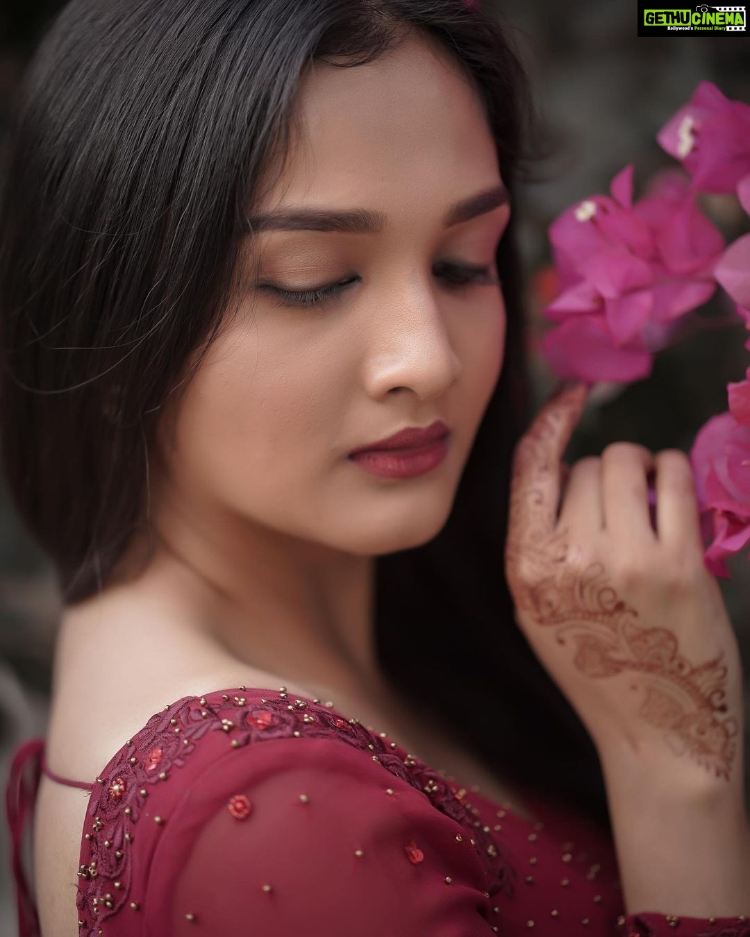 Surabhi Santosh Instagram - Like wildflower, grow where people least expect it♥️ @wevaphotography @saanskari