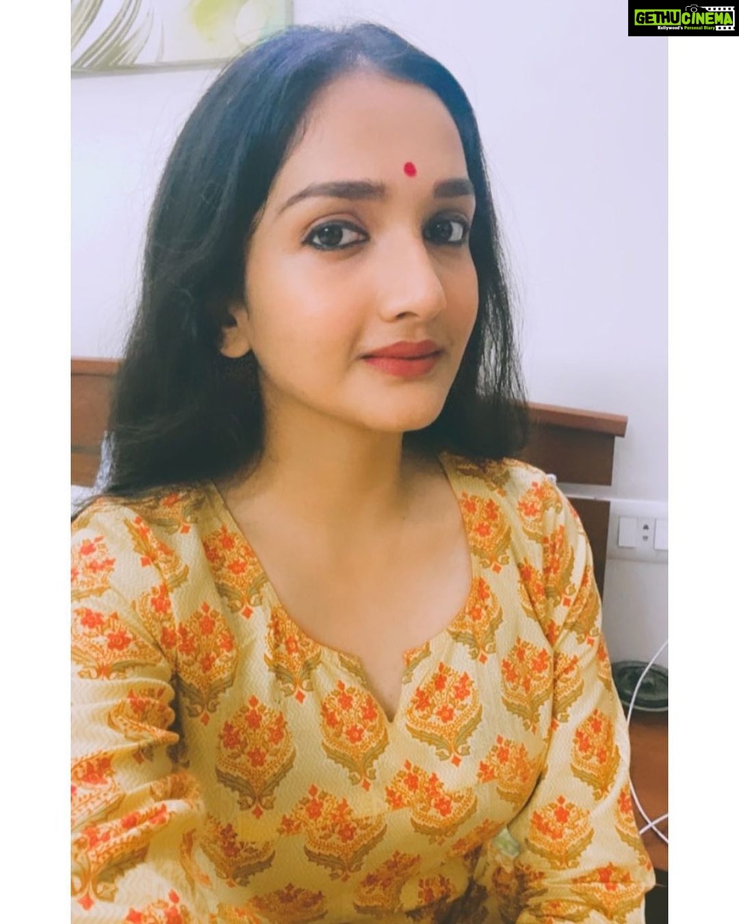 Surabhi Santosh Instagram - SHINE like the rays of a thousand suns✨