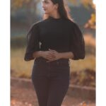 Surabhi Santosh Instagram - 🕷🕷🕷 📸 @rajesh.natarajan #girlinblack #PuffSleeves #BlackTop #highwaistedjeans #curvyandconfident #Outfitoftheday #sunkissed #InstaGlam #Minimalistic #Bangalore #BangaloreBlogger #MalayaliKutty #Malayali #Kerala #Kochi #Mallugram #EnteKeralam #happyVaishu