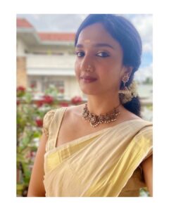 Surabhi Santosh Instagram - My unending love for temple jewellery ✨ 
.
.

#JustOnamThings #Onam2020 #OnamLook #Thiruvonam #Thiruvonam2020 #WhiteandGold #Traditional #templejewellery #MalayaliManga #OnamInBangalore  #Festivities #Onam #Cantwait #onamathome  #InstaGlam #Minimalistic #Bangalore #BangaloreBlogger #MalayaliKutty #Malayali #Kerala #Kochi #Mallugram #EnteKeralam #happyVaishu #Malluness
