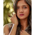 Surabhi Santosh Instagram - Dusky or fair, what are they but just words to those who know what real beauty means❤️ Photographer @rajesh.natarajan #TannedandGlowing #NoFilter . . . #BeingIndian #OliveSkin #DuskySkin #SunKissed #HealthyGlow #BrownEyes #GirlNextDoor #Bangalore #BangaloreBlogger #MalayaliKutty #Malayali #Kerala #Kochi #Mallugram #EnteKeralam #happyVaishu