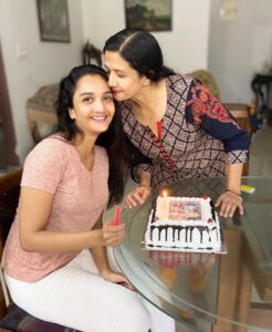 Surabhi Santosh Instagram - No better birthday gift than a mother’s kiss ❤️ 🧿 ❤️
My birthday is as much hers as mine❣️
19•10•2020
Surprise bday cake from @sivakrishna_149... Thanks Siva✨