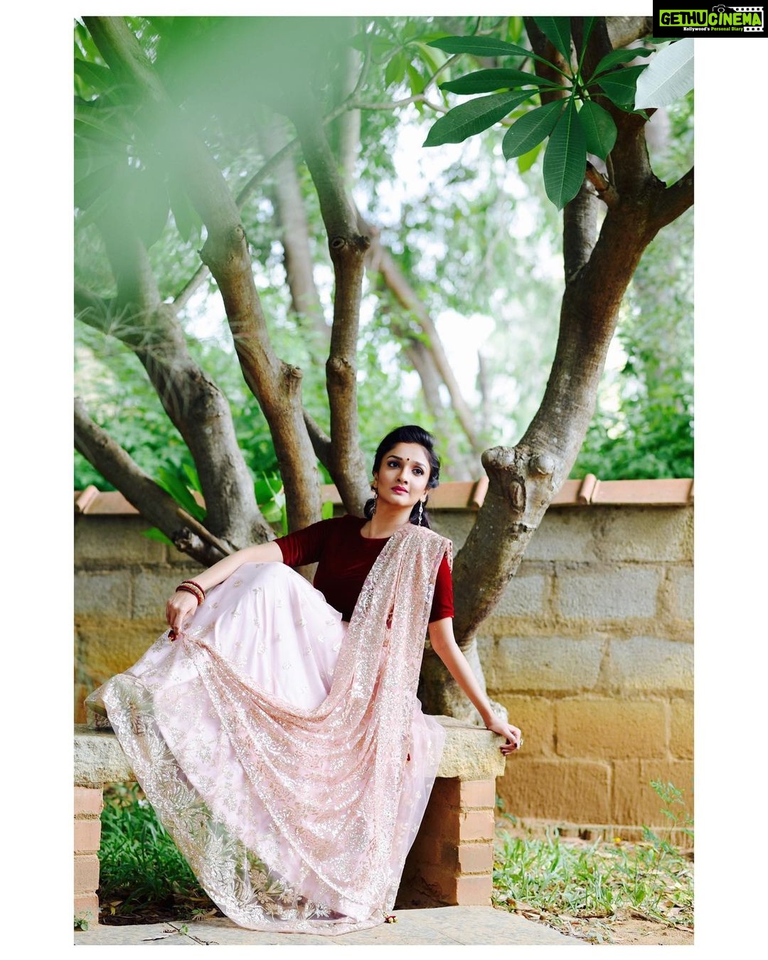 Surabhi Santosh Instagram - Never give up on something you really want. It’s difficult to wait, but more difficult to regret. ♥️ #GlamorouslyWaiting #Underthewillowtree #RomanticNovelScenes Lehenga: @pink.porcupine.pp Photograher: @rohit_l_narayan Makeup: @bridalmakeupsomu . . . #IndianFashion #TraditionalGlam #Throwback #Pastels #Lehengas #Pastellove #InstaGlam #Bindi #Glitter #Bangalore #BangaloreBlogger #MalayaliKutty #Malayali #Kerala #Kochi #Mallugram #EnteKeralam #happyVaishu