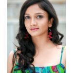 Surabhi Santosh Instagram – Paint this weekend colourful like #poppins 💚🧡❤️💙💜🧡 
#BurstOfColours #GreenDress #GreenEyes #Curls #theWorks
