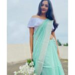 Surabhi Santosh Instagram – Hello, there💙 
.
.
Saree: Teal Chanderi Silk Cotton Saree with Silver work from @kaathputli 
Click: My pops 
.
.
Use my code SURABHI10 for 10% discount on Sarees at @kaathputli. 
 

#Saree #SareLovers #6yardsofelegance #Turquoise #Teal #SummerSilks #FashionFusion #CroptopandSaree 
#HappyVaishu