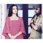 Surabhi Santosh Instagram - The brain behind the film #Kinavalli @dirsugeeth. The man who took a chance with a quirky script and a bigger chance when he cast 6 newcomers and gave us such a big space to perform(if we did well or not is upto to him and you all to decide😅). All I request is, when you watch the movie, plz don’t skip over the credits at the beginning. It is rare that you see the faces of people behind the scenes, many a times we don’t even know who they are but they are the ones who bring the film together. And in this film we wanted you to REALLY know who they are and so we have not only shown their names but also their faces. I’m thankful to each and every one of them because they deserve every bit of praise that I have been hearing since the film has come on #AmazonPrime 💓