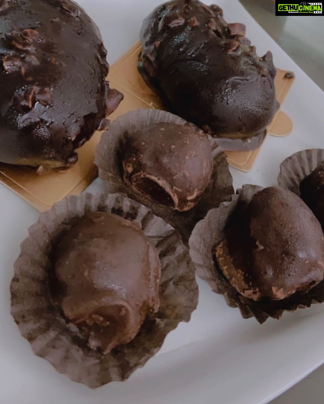 Surabhi Santosh Instagram - ✨#Foodgasmic ✨ Thank you at @gustare.in for this gluten-free chocolate covered mousse 😍 Made my #lockdowndays a litte happier and sweeter🌸 For all those people craving for hygienic home-made artisan desserts, head over to @gustare.in, place your order and get it delivered to your doorstep asap! #DessertLover #SweetTooth #BangaloreDesserts #BangaloreFoodie #gluetenfree #darkchocolatemousse #guiltyfreeindulgence #womenownedbusiness #womensupportingwomeninbusiness