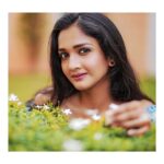 Surabhi Santosh Instagram - Picture reminds me of the song malargale malargale idu enna kanava 🌸 If you haven’t heard it, you MUST!! . . . #TamilSongs #AllTimeFavourite #MyFilmiMoment #FlowePower #OutdoorShoot #Bloom #Blossom #HappyVaishu Photography @rajesh.natarajan