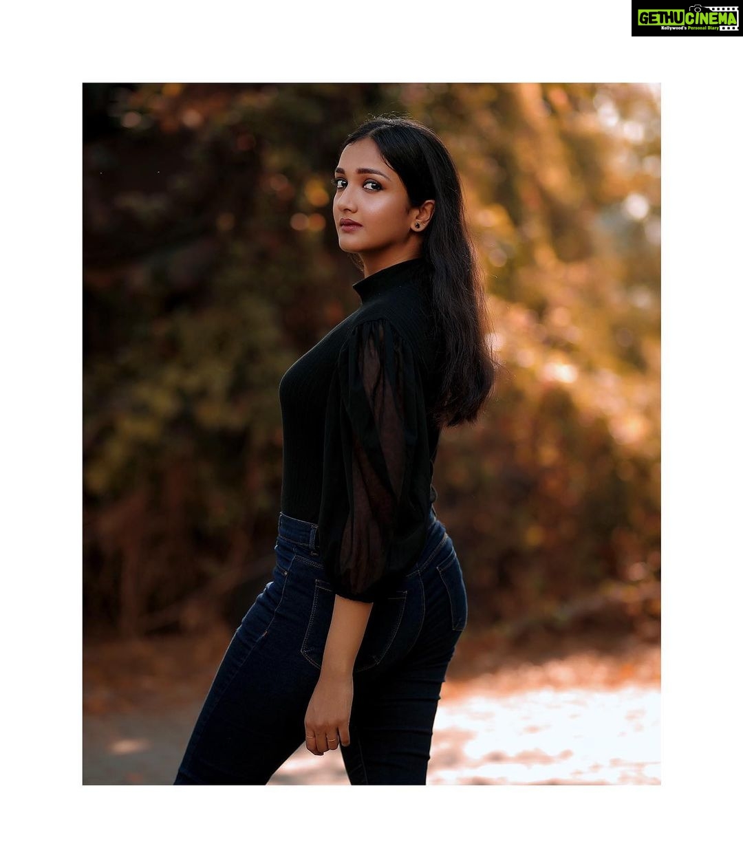 Surabhi Santosh Instagram - They say never look back but I say, look back, once in a while, to see how far we have come because being grateful, is a beautiful thing ♥️🖤 . . #quoteit #grateful #forthelittlethings #happinessisachoice #smileon