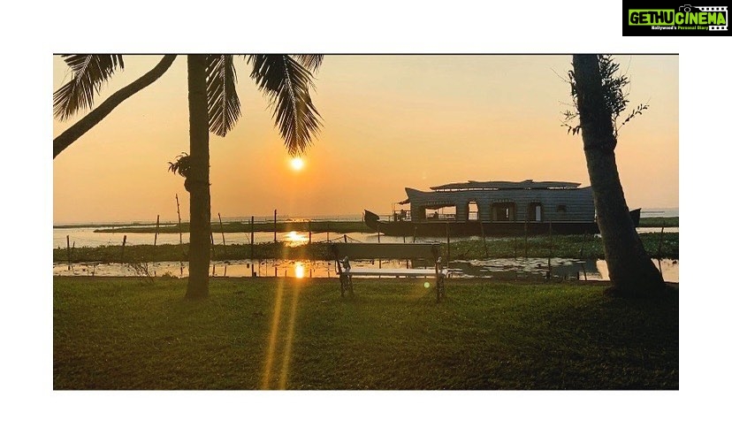 Surabhi Santosh Instagram - #SpecialSunsets #Kumarakom #Scenic #KeralaYouBeauty #travelblogging #Memories❣️ Coconut Lagoon Resort
