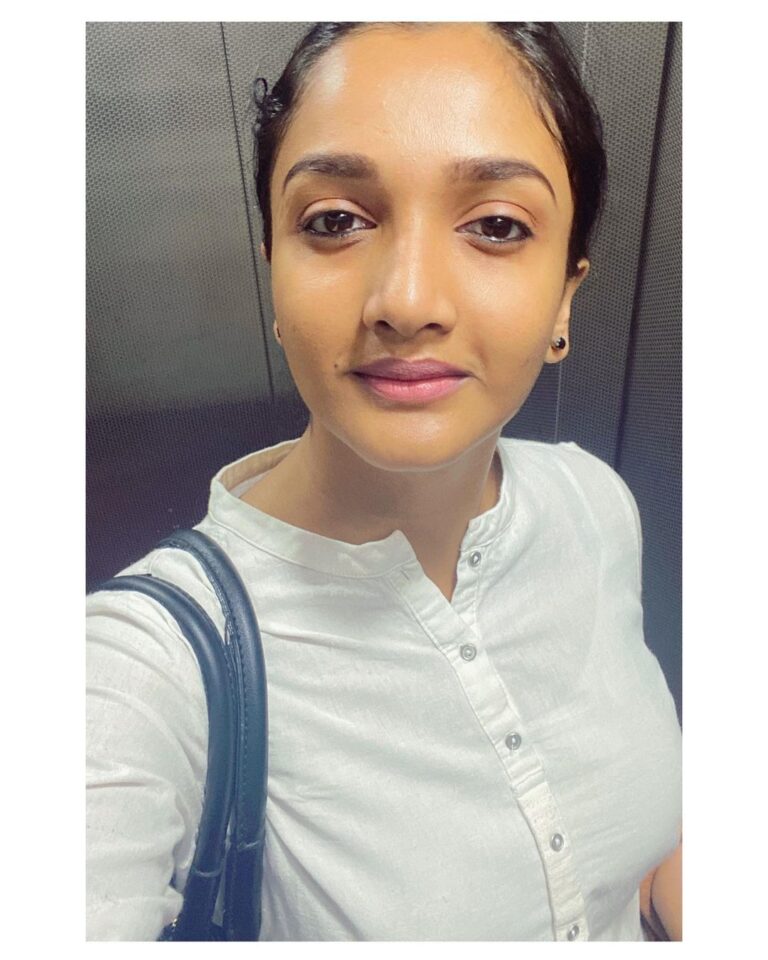 Surabhi Santosh Instagram - In the few good independent years of your life do everything that you want to, that you possibly can! #MultiPassionate #experiencedifferent #Lawyerlife #HighCourtdays #Excitedfor2020 Kerala High Court