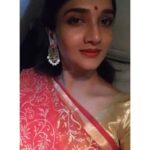 Surabhi Santosh Instagram - Ek chutki sidhoor ki keemat ♥️ #pixalatedbutpretty #redthecoloroflove #sareelove
