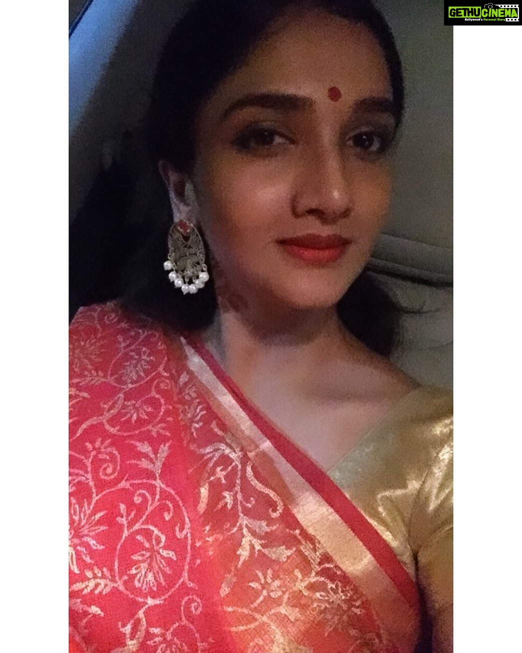 Surabhi Santosh Instagram - Ek chutki sidhoor ki keemat ♥️ #pixalatedbutpretty #redthecoloroflove #sareelove