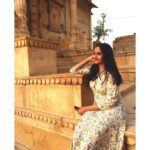 Surabhi Santosh Instagram – #Sunsets by the lake💕 
#FeelingRoyal #MuseumCity #History #Art #Architecture #GadisarLake #Jaisalmer #Rajasthan