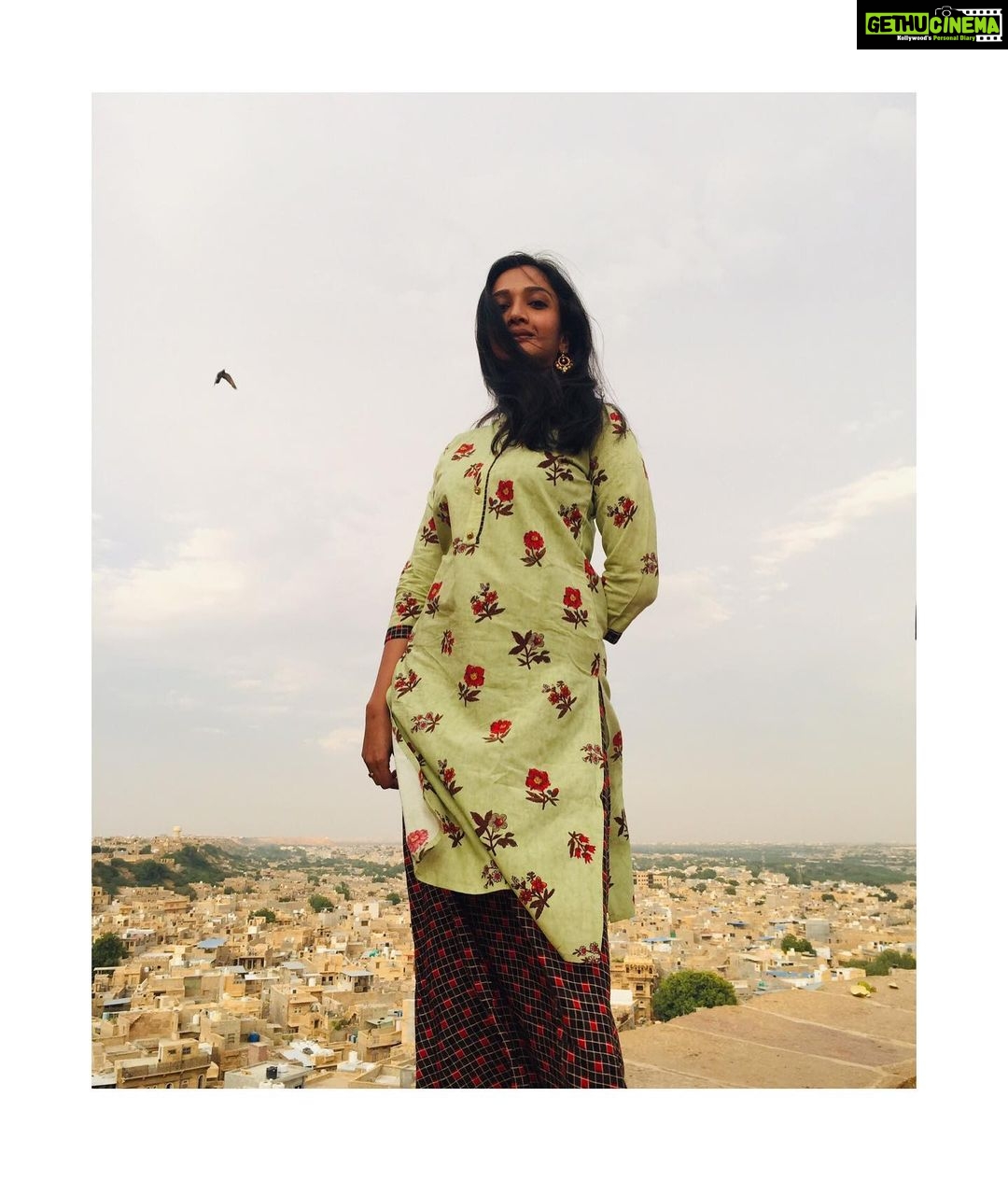 Surabhi Santosh Instagram - #MagicInTheMoment #TravelDiaries #NovemberTravels #India #BeautyOfIndia #DomesticTravels #IncredibleIndia Jaisalmer