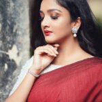 Surabhi Santosh Instagram - #Oliveskin and #HazelEyes 😁 #BeingIndian #BeingProud #SareeLove @karishmauthappa_makeup @sk_abhijith Photograhy @shancolors designs