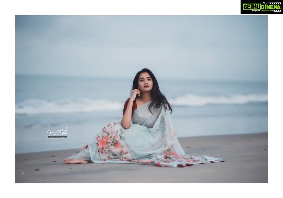 Surabhi Santosh Instagram - Photograper: @dy___bbuk Saree: A gift from Mom for my birthday Makeup: literally just eyeliner and lipstick from #maybelline (Divine wine for those guessing the shade😉)