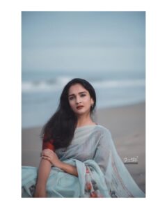 Surabhi Santosh Instagram - My latest collaboration with the highly talented @dy___bbuk, what better day to post than today. 
#Birthdays are days to reflect upon life, while we feel grateful for the gift of life that is given to us, it also makes us realise how brittle it actually is. Just like a beautiful piece of glass. It may break or chip unexpectedly and even though it can never return to how it was, if we have the patience and strength to fix it, it is beautifully imperfect in its own way. 
Life has a uncanny way of teaching you things and in recent days, I have learnt what it means to have loved and lost. It makes you grateful for all the beautiful souls you have had the privilege to cross paths with in life and all the love that we have been able to give and receive in our short time on earth; to cherish what we have at the present moment and realise the beauty of the moment, as we are living it, is of utmost importance because who knows?.... it just might not be the same tomorrow. So thank you, thank you all for sending love and positivity my way today, I needed it and I pray to god that I can use what I receive to make the world a better and more colourful place.